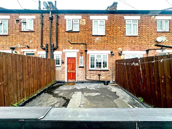 2 Bedroom Flat To Rent In High Street, Ilford, IG6