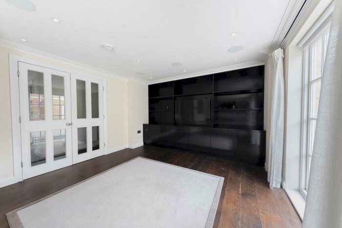 2 Bedroom Flat To Rent In Peony Court, SW10