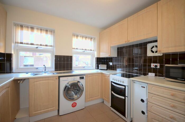 1 Bedroom Flat To Rent In Chariotts Place, Windsor, SL4