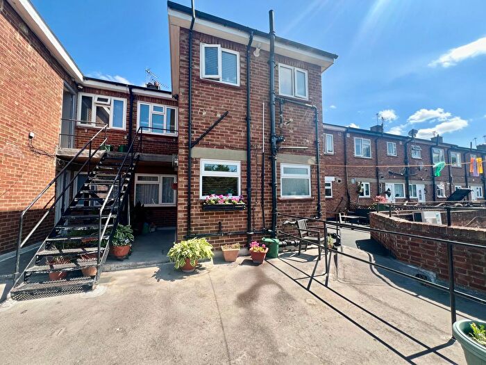 2 Bedroom Flat To Rent In Field End Road, Pinner, HA5