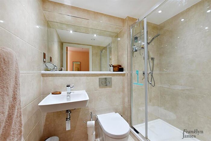 2 Bedroom Apartment For Sale In St. Annes Street, London, E14
