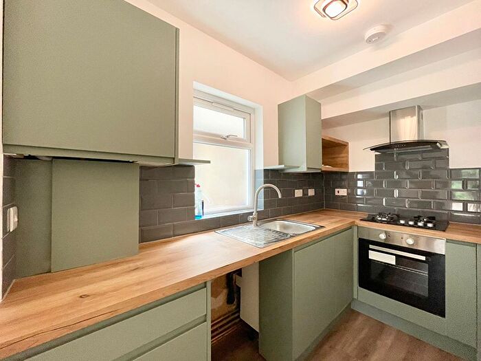 2 Bedroom Flat To Rent In Brentmead Place, London, NW11