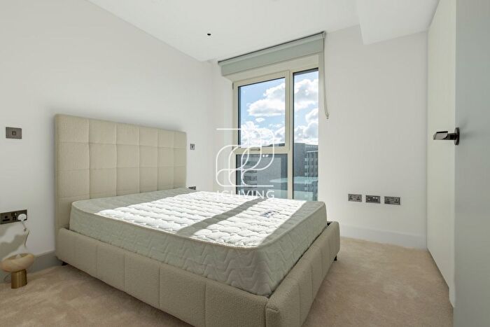 2 Bedroom Flat To Rent In Cascade Apartments, London, W12