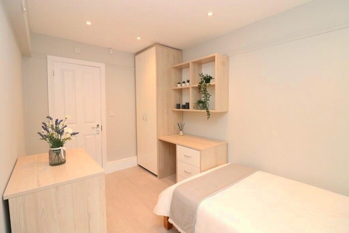 5 Bedroom House To Rent In Spear Road, SO14