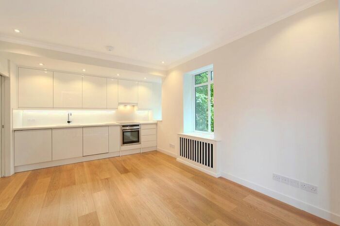 2 Bedroom Flat To Rent In Holland Park Avenue, London, W11