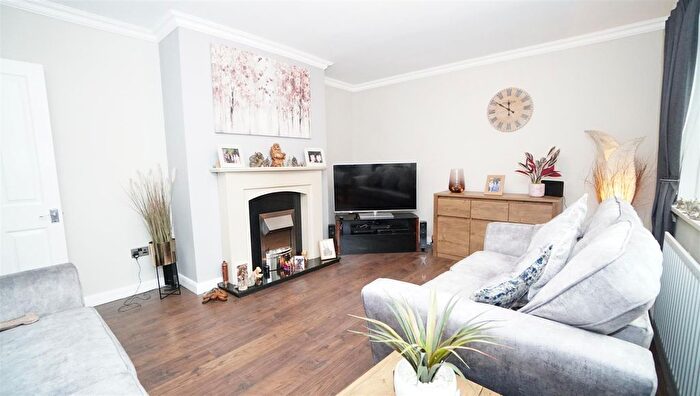 3 Bedroom Town House For Sale In Farm Hill Road, Idle, Bradford, BD10