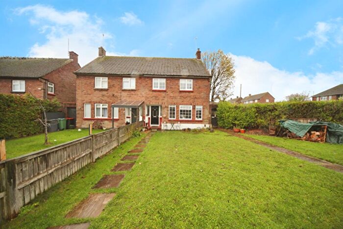 3 Bedroom Semi Detached House For Sale In Maidenbower Avenue, Dunstable, LU6