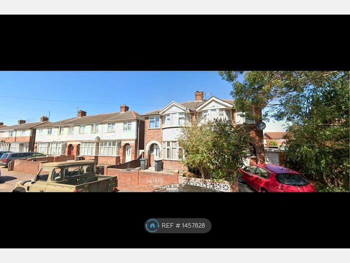 3 Bedroom Semi-Detached House To Rent In Cedar Road, Bedford, MK42
