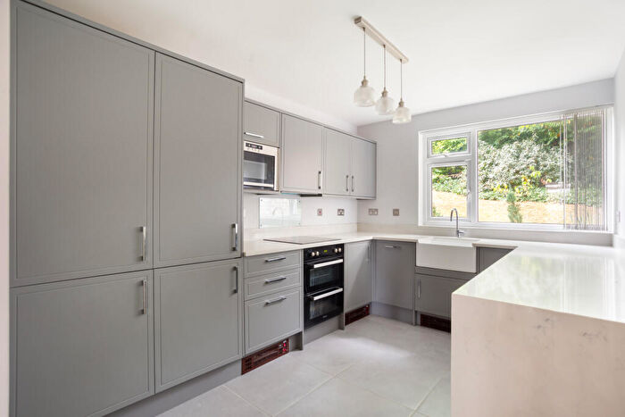 2 Bedroom Flat To Rent In Mountcombe Close, Surbiton, Surrey, KT6