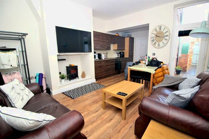 3 Bedroom Flat To Rent In Glenthorn Road, Jesmond, Newcastle Upon Tyne, NE2