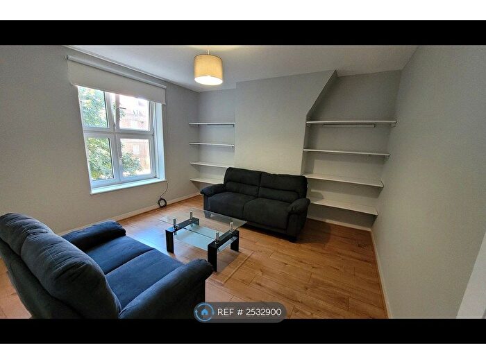 3 Bedroom Flat To Rent In Lostock House, London, SW8