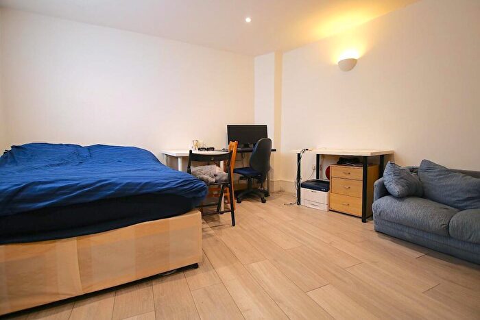 3 Bedroom Flat To Rent In Mile End Road, London, E1