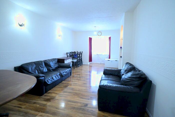 1 Bedroom Flat To Rent In Hamburgh Court, Cheshunt, EN8