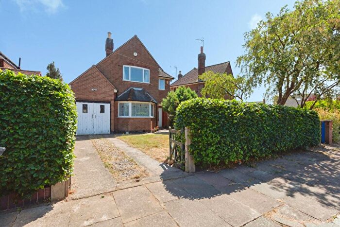 3 Bedroom Detached House For Sale In Thurnview Road, Leicester, LE5