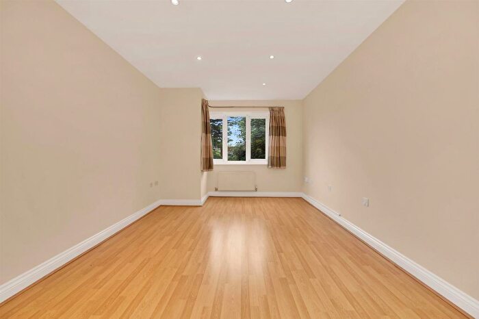 2 Bedroom Flat To Rent In Hendon Lane, London, N3