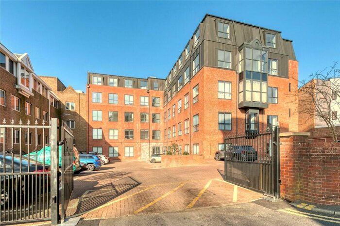 1 Bedroom Apartment For Sale In London Road, Camberley, Surrey, GU15