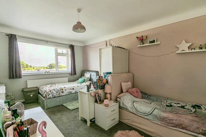 3 Bedroom Detached House For Sale In Wimborne Road, Bournemouth, BH10