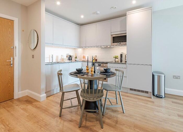 2 Bedroom Flat To Rent In Moat Street, London, SW11