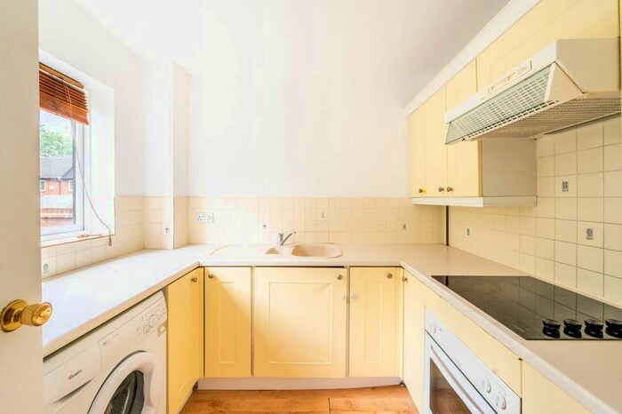 2 Bedroom Flat To Rent In Limetree Walk, Furzedown, London, SW17