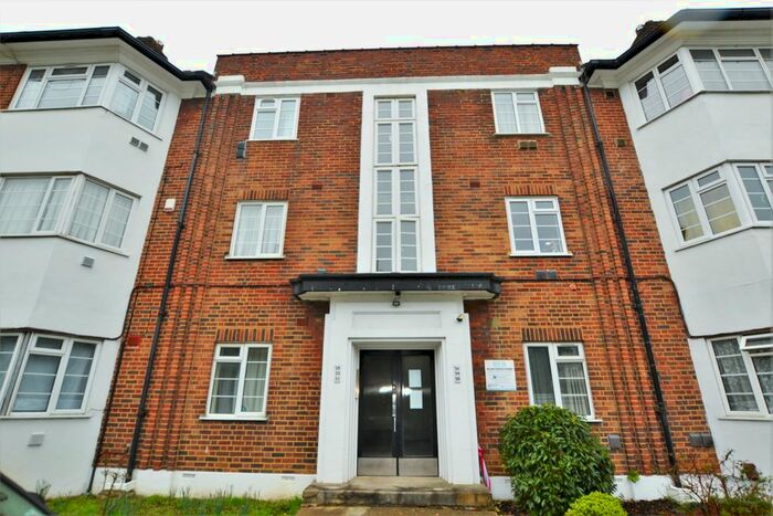 3 Bedroom Flat To Rent In Great West Road, Hounslow, TW5