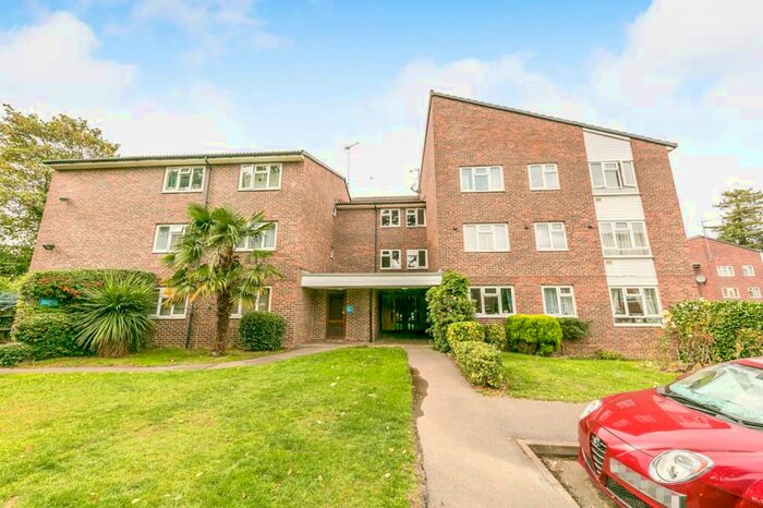 2 Bedroom Flat To Rent In Elgin Gardens, Guildford, GU1