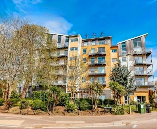 2 Bedroom Flat To Rent In Coombe Way, Farnborough, GU14