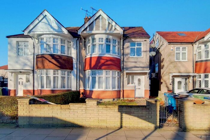 1 Bedroom Studio To Rent In Imperial Drive, Harrow HA2