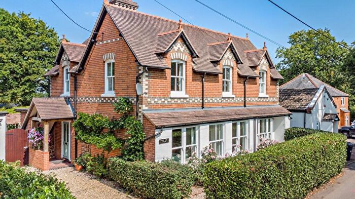 4 Bedroom Detached House For Sale In Tutts Clump, Berkshire, RG7