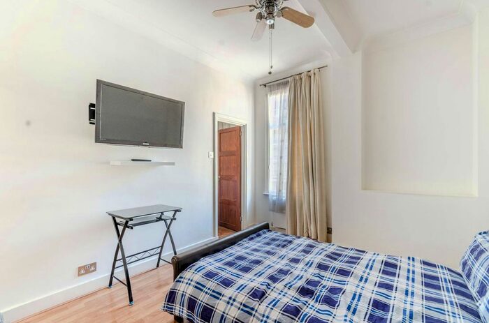 2 Bedroom Flat To Rent In Hallam Street, Marylebone, London, W1W