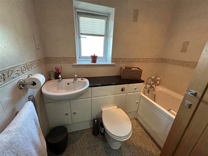4 Bedroom Detached House For Sale In Lower Hartlip Road, Hartlip, Sittingbourne, Kent, ME9