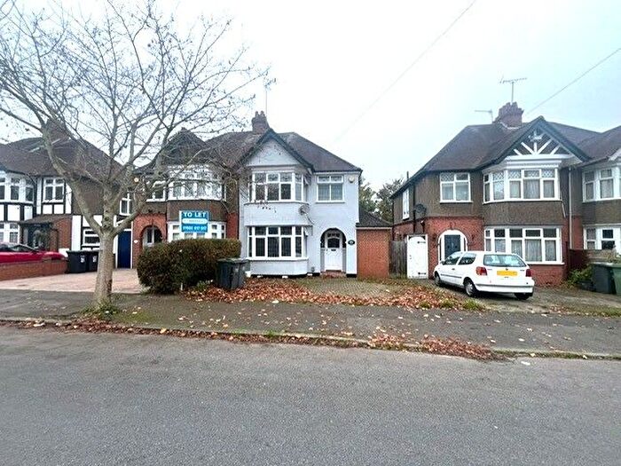 3 Bedroom Semi-Detached House To Rent In Elmwood Crescent, Luton, LU2