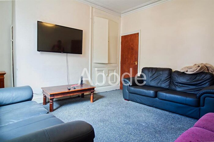 6 Bedroom House To Rent In Hessle Place, Hyde Park, Leeds, LS6