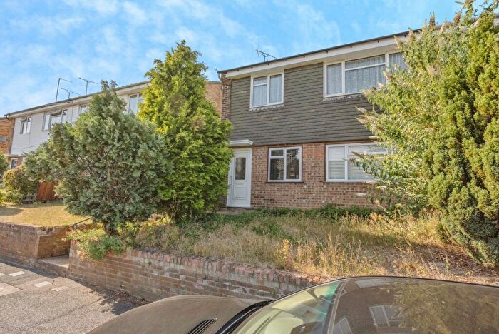 2 Bedroom Maisonette For Sale In Swallowdale, South Croydon, CR2