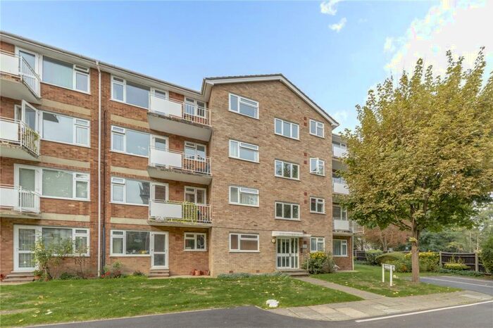 2 Bedroom Flat To Rent In Elton Close, Hampton Wick, Surrey, KT1