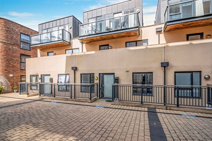 3 Bedroom Flat To Rent In Old Post Office Walk, Surbiton, KT6