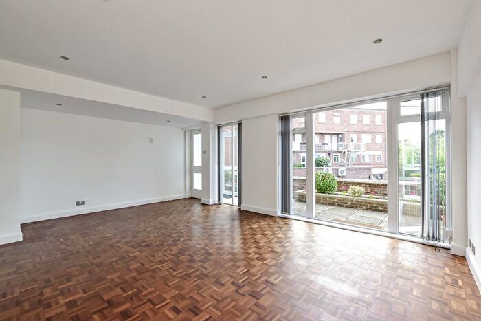 3 Bedroom Flat To Rent In Burkes Road, Beaconsfield, HP9