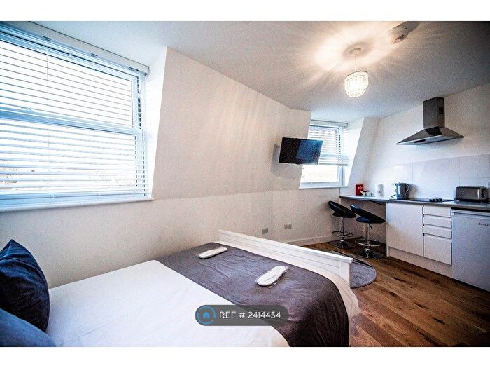 Studio To Rent In High Road, Loughton, IG10