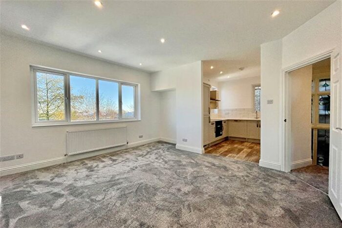 2 Bedroom Flat To Rent In Hilton Avenue, N12