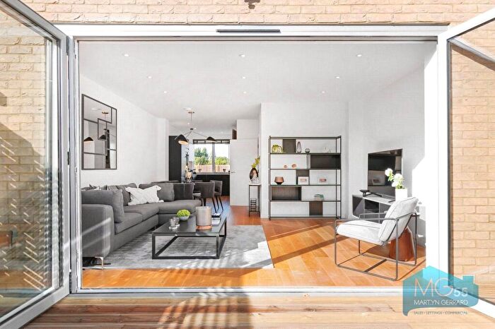 3 Bedroom Terraced House For Sale In Oak Grove, London, N10
