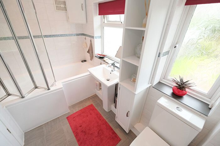 3 Bedroom End Of Terrace House For Sale In Longbury Drive, Orpington, BR5
