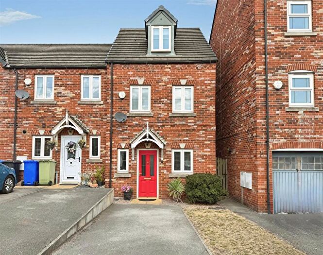 3 Bedroom Town House For Sale In Sherwood Road, Harworth, Doncaster, DN11