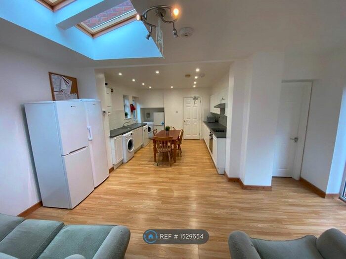 6 Bedroom Semi-Detached House To Rent In Mayfield Road, Southampton, SO17