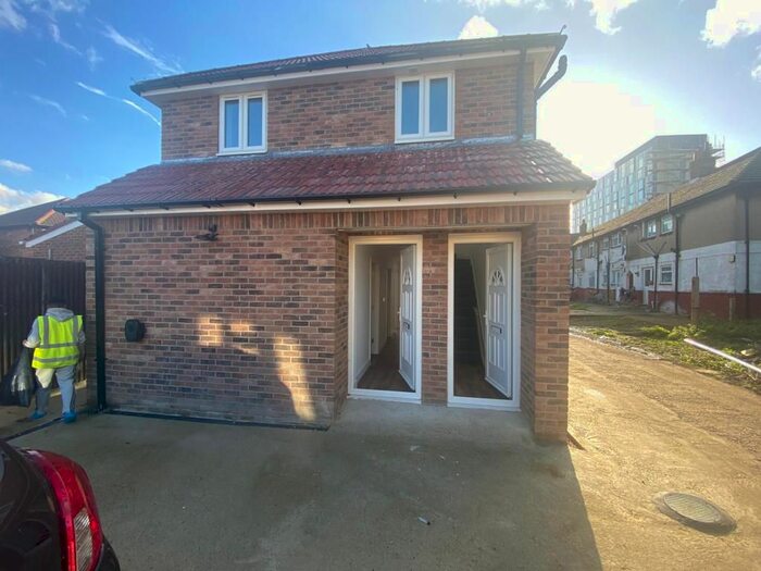 2 Bedroom Flat To Rent In Longford Close, Hayes, UB4