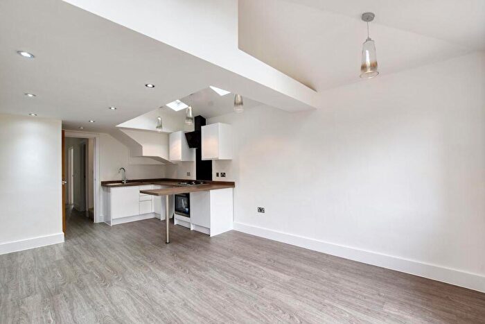 2 Bedroom Apartment For Sale In Crescent Road, Warley, Brentwood, CM14