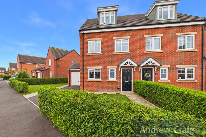 3 Bedroom Town House For Sale In Hutchinson Court, Dinnington, NE13