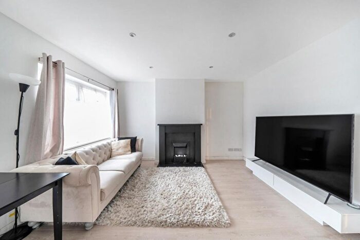 2 Bedroom Flat For Sale In Linden Close, London, N14