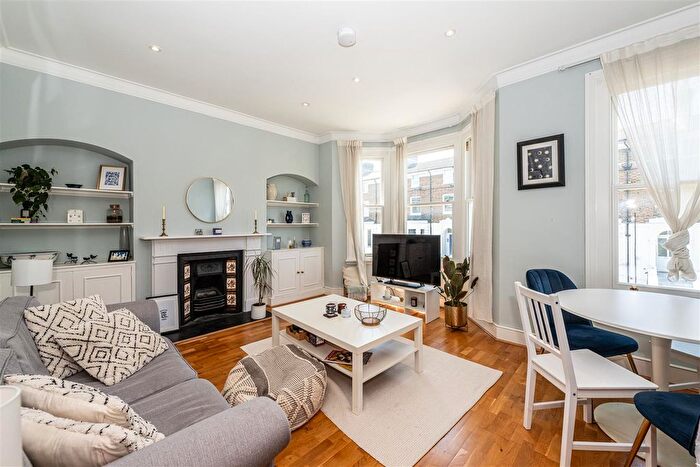 2 Bedroom Flat To Rent In Oaklands Grove, Shepherds Bush, W12