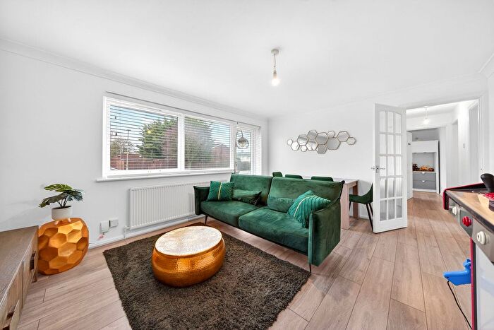 3 Bedroom Flat For Sale In Stratfield Road, Borehamwood, WD6