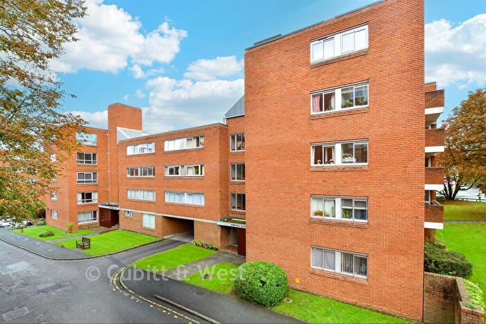 2 Bedroom Flat For Sale In Homefield Park, Sutton, Surrey, SM1