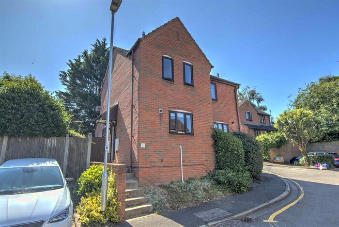 1 Bedroom Semi-Detached House For Sale In Fairlight Drive, Uxbridge, UB8